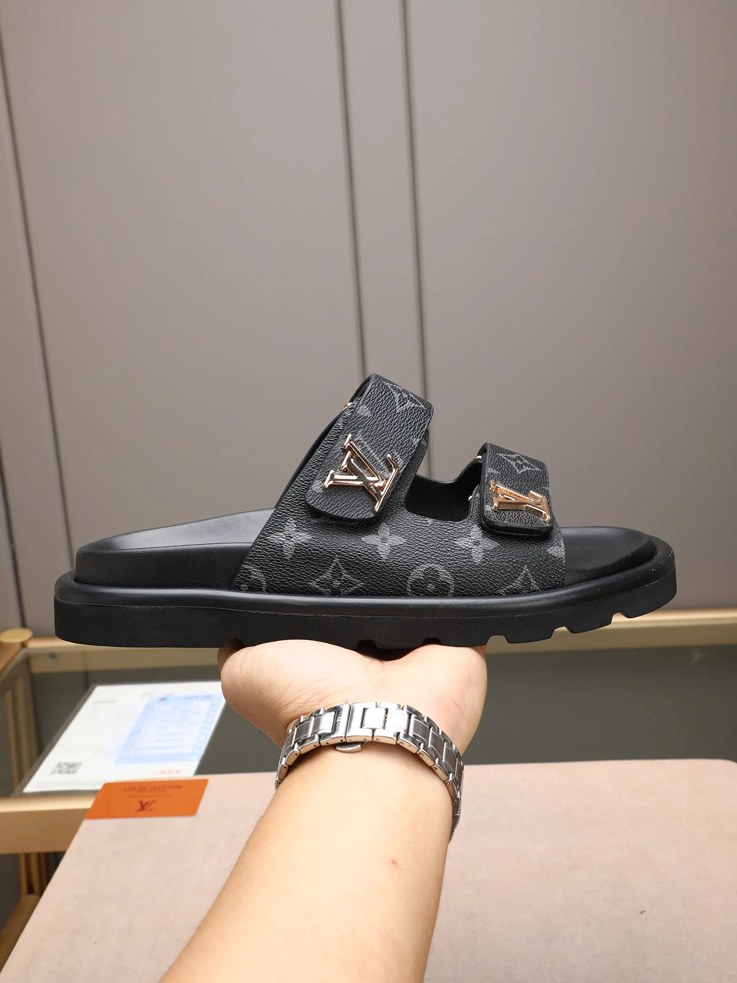 PP360 [LOUIS VUITTON] Louis Vuitton, LV printing, men's and women's slippers are on the market. The drawer box packaging comes with a cloth bag and a card. The upper pattern looks very soft and waxy, and it is a super versatile leg slimming tool. Fabric: imported denim/canvas/old fabric, LV hardware LOGO, official website pattern printing, comfortable to wear, feet: high-elastic PU water table. Sole: foam sole, heel height: about 5cm. Code number: 35-46, 35, 45, 46 are custom-made and non-returnable. Color: multiple colors and styles available.